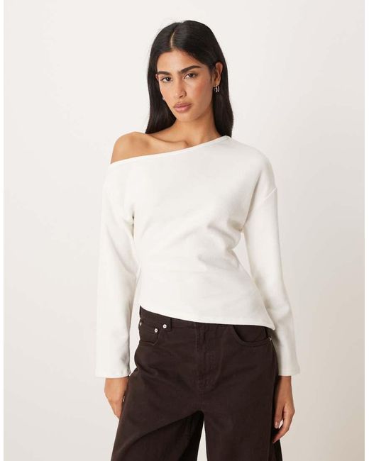 Top Blanco Invernal De Manga Larga Con Cintura Estilo Corsé Y Hombro Caído De Tejido Muy Suave De ASOS de color White