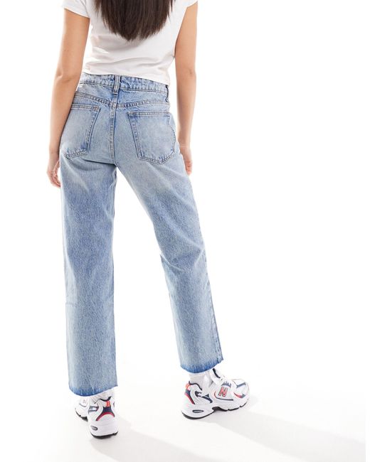 Jeans a zampa taglio corto azzurri di Mango in Blue