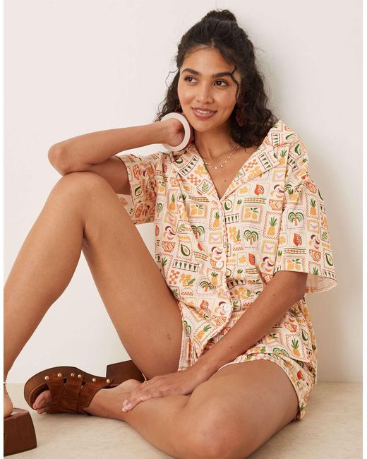 ASOS Brown – hemd mit palmen-weihnachtsprint und reverskragen, kombiteil