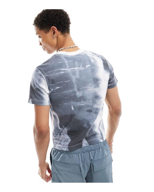T-shirt effet rétréci avec imprimé déformé - et blanc Collusion en coloris Blue