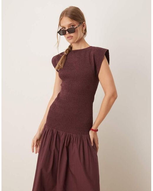 Vestito Lungo Accollato Arricciato Con Vita Scesa Color Uva Scuro di ASOS in Purple