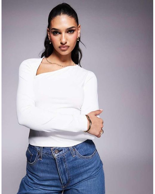 Top A Maniche Lunghe Aderente Con Scollo All'Americana Avorio di ASOS in White