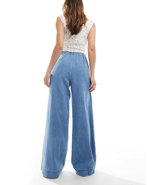 Vaqueros De Pernera Ancha Con Lavado Azul Medio Y Acabado Liso De Tejido Suave De ASOS de color Blue