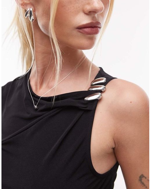 Mango Getailleerde Top Met Blote Schouder En Gouden Accenten in het Black