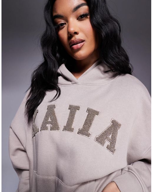 Sweat à capuche d'ensemble avec logo texturé - taupe clair Kaiia en coloris Gray