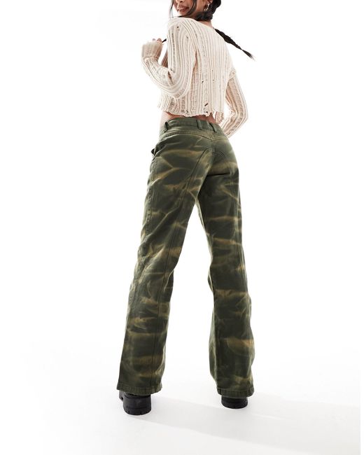 Reclaimed (vintage) Green – utility-jeans im 2000er-stil mit military-muster