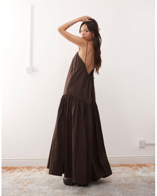 Robe longue et fluide à volants étagés avec dos échancré à détail noué - foncé Monki en coloris White