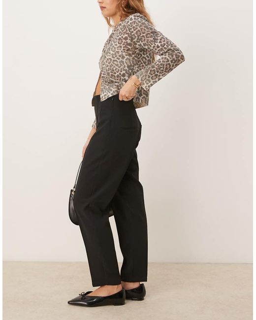 Pantalones De Sastre Negros De Pernera Tapered Y Talle Alto Con Detalle De Costuras De ASOS de color Black