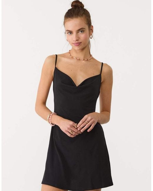 Vestito Corto Con Scollo Morbido di Stradivarius in Black