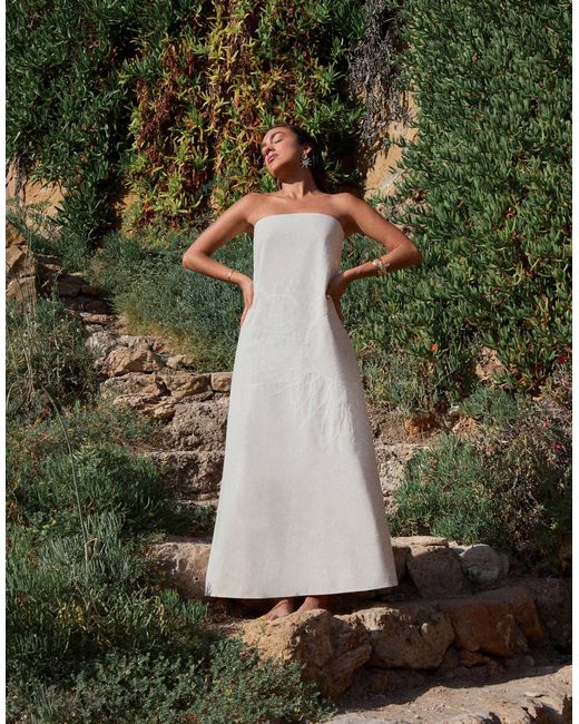 X luana barron contains - robe bandeau longue brodée à jupe trapèze en lin mélangé - crème 4th & Reckless en coloris Green