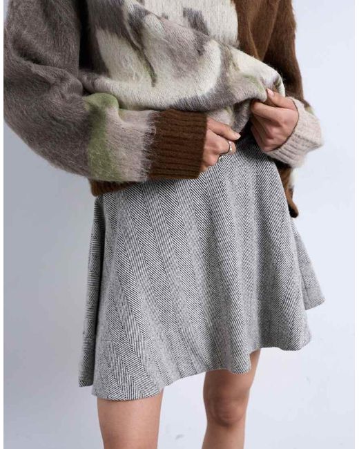 Minifalda Monocromática De Corte Acampanado Con Vuelo De Tejido De Espiga De TOPSHOP de color White