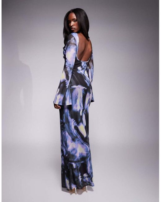 Vestido Largo Azul Con Estampado Floral Abstracto, Espalda Escotada Y Mangas Ángel De Malla De ASOS de color Blue