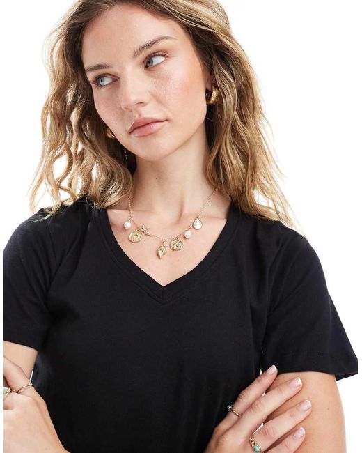 T-Shirt Nera Con Scollo A V di Brave Soul in Black