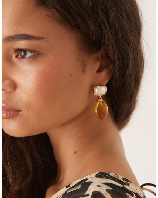 Boucles d'oreilles pendantes avec perle nacrée et pierre Mango en coloris Brown