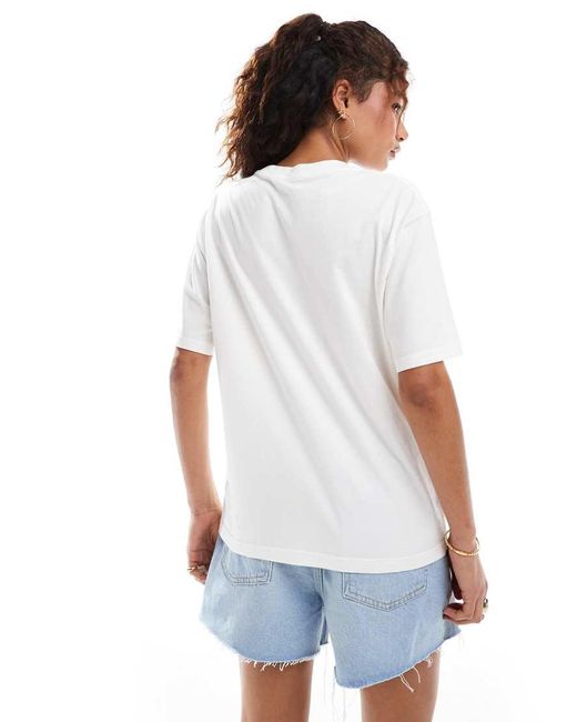 Camiseta Blanca Con Estampado Gráfico De Anillos En La Espalda De Nike de color White