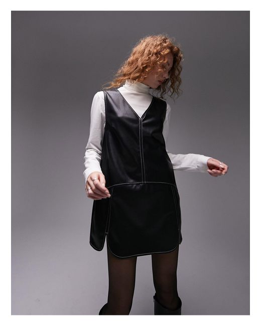 Robe chasuble courte en imitation cuir douce avec surpiqûres - noir TOPSHOP  en coloris Noir | Lyst