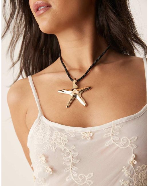 Collana Con Cordino E Ciondolo A Stella Marina Dorato di ASOS in Brown