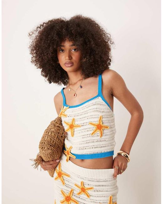 Crop Top All'Uncinetto Con Applicazioni A Forma Di Stelle Marine di ASOS in White