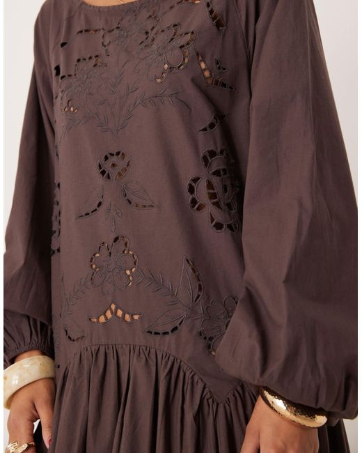 Robe longue à col froncé et taille basse avec fleurs ajourées - chocolat ASOS en coloris Brown