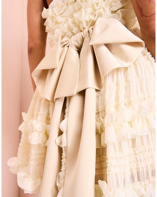 Robe bustier courte à volants et nœud dans le dos en organza texturé - crème ASOS en coloris Natural