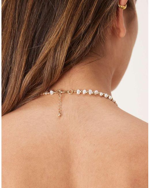 Collana Corta Con Perle Sintetiche E Ciondoli A Forma Di Conchiglia Dorati di ASOS in Metallic