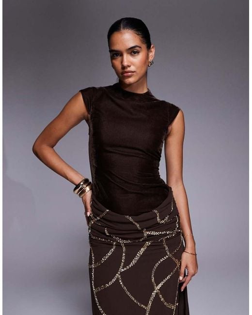 Vestido Marrón Entallado Con Cuerpo De Terciopelo Y Falda Drapeada Superpuesta Con Abalorios De ASOS de color Brown