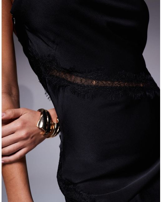 ASOS Black – asymmetrisches one-shoulder-maxikleid aus em satin mit spitzendetail