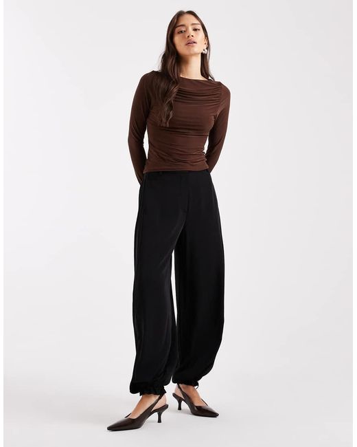 ASOS Top Van Gladde Stof Met Lange Mouwen En Gerimpelde Boothals in het Brown