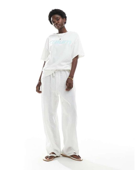 T-Shirt Oversize Bianca Con Stampa Di Loto di Bershka in White