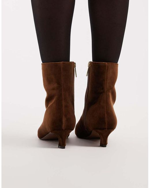 Schuh Enkellaarzen Met Kittenhak in het Brown