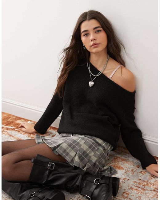 Pull asymétrique ample à épaule dénudée en maille confortable Miss Selfridge en coloris Black