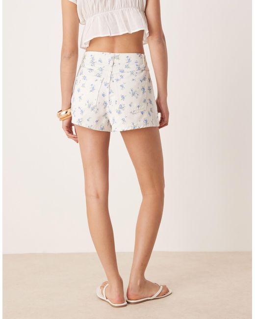 Short trapèze en jean à petites fleurs - bleu ASOS en coloris Blue