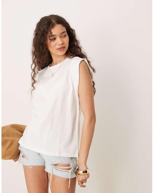 Top Sin Mangas Con Hombros Marcados De Mango de color White