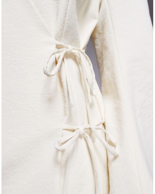 Blazer d'ensemble avec deux liens noués sur les côtés - babeurre ASOS en coloris White