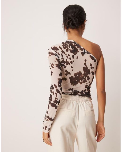 Gina Tricot Top Van Mesh Met Blote Schouders, Asymmetrische Zoom En Koeienprint in het Natural