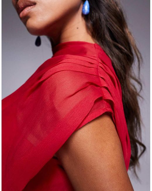 Vestido Corto Con Diseño Drapeado Asimétrico, Cuello Alto Y Abertura De ASOS de color Red
