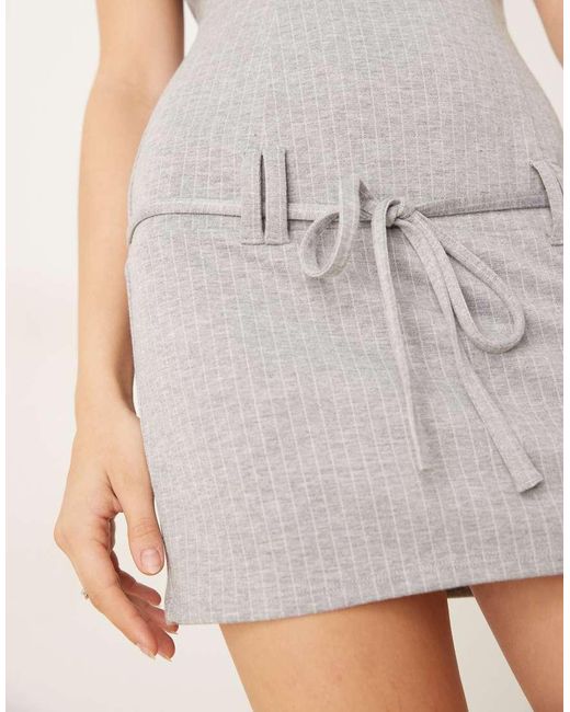 Vestido Corto Con Raya Diplomática, Mangas De Casquillo Y Cinturón De ASOS de color Gray