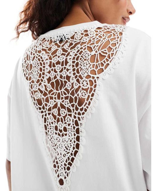 Camiseta Blanca Con Panel De Encaje En La Espalda De Miss Selfridge de color White