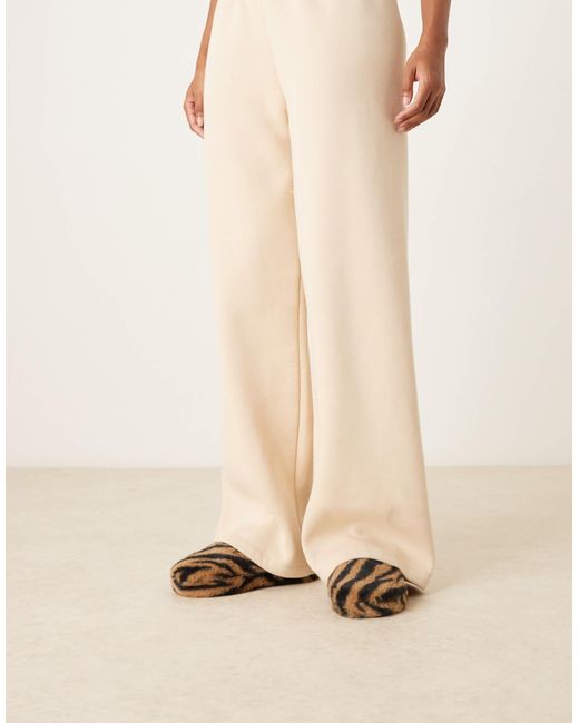 ASOS Natural – zina – hausschuhe mit tigerfellmuster und geschlossener zehenpartie