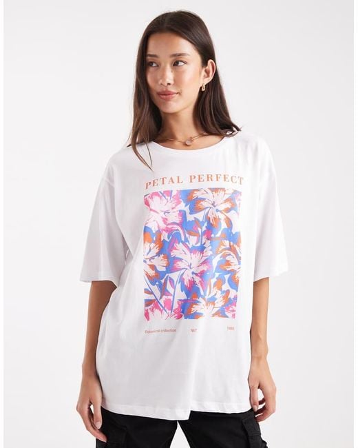 T-Shirt Oversize Bianca Con Grafica Di Petali di ONLY in White