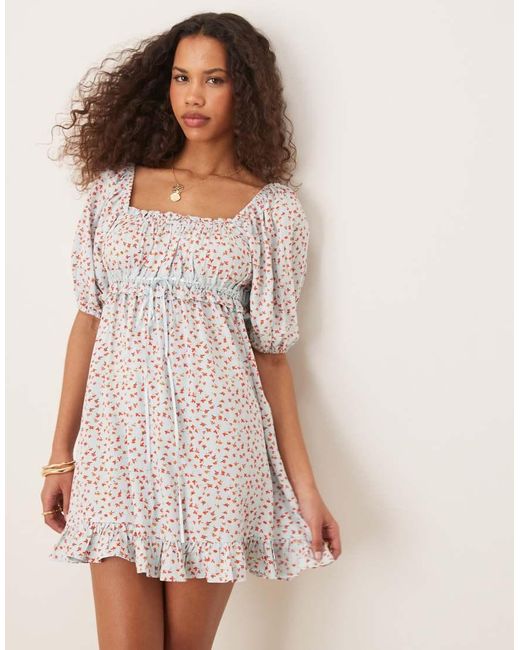 Vestito Grembiule Corto Blu A Fiorellini Con Maniche A Sbuffo E Scollo Squadrato di ASOS in White