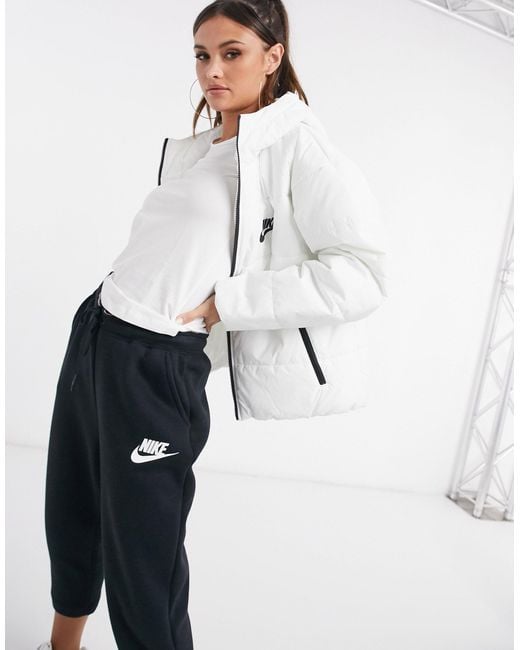 Nike White – wattierte jacke mit swoosh-logo hinten