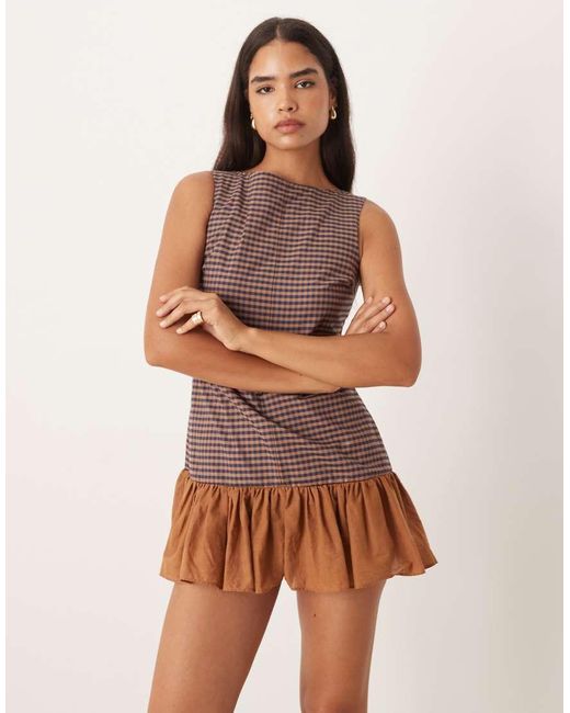 Vestido Recto Corto Sin Mangas A Cuadros Marrones Y Azul Marino Con Volante En El Bajo De ASOS de color Brown