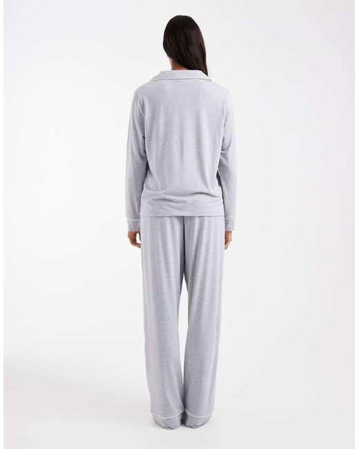 Pijama Jaspeado De Camisa De Manga Larga Y Pantalones Con Ribetes En Contraste De Tejido Supersuave De ASOS de color White