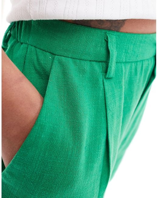 Pantaloncini verdi effetto lino di Stradivarius in Green