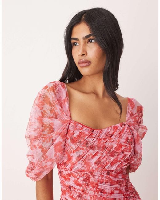 Robe longue et asymétrique en tulle imprimé fleuri avec épaules dénudées - /rouge LACE & BEADS en coloris Pink