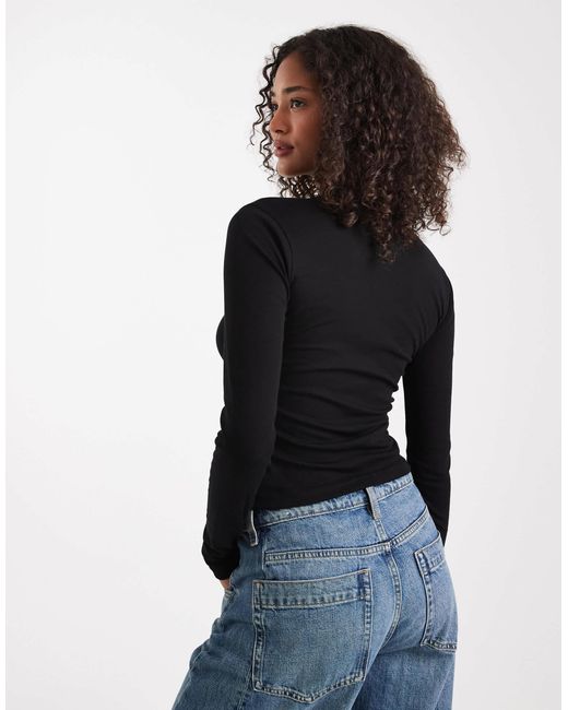 Top manches longues en fine maille à col montant Miss Selfridge en coloris Black