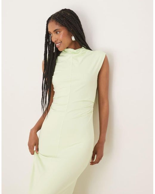 Vestido Midi Verde Con Cuello Alto Y Detalle Fruncido De Tejido Suave De ASOS de color Natural