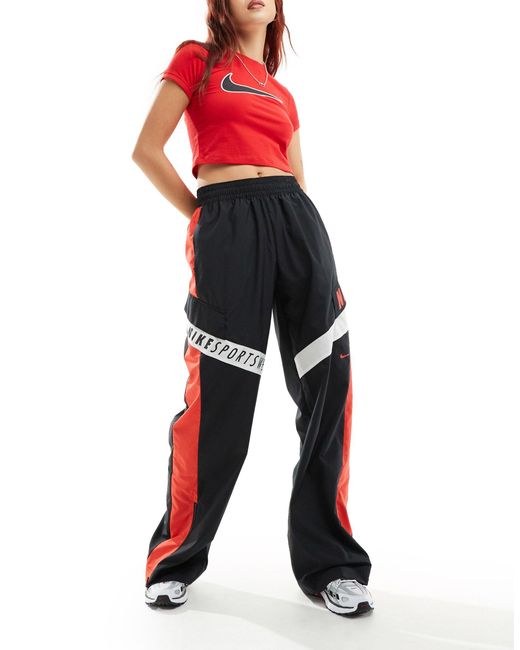 Streetwear - pantaloni sportivi neri e rossi di Nike in Red