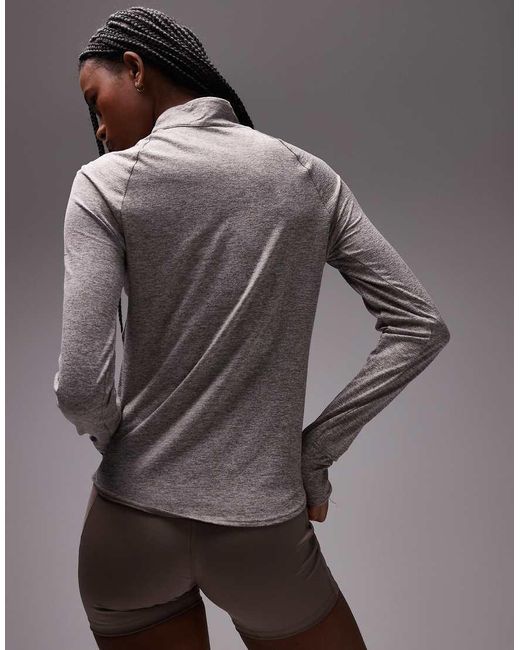 Top De Manga Larga Con Media Cremallera Dri-Fit Swift De Nike de color Gray